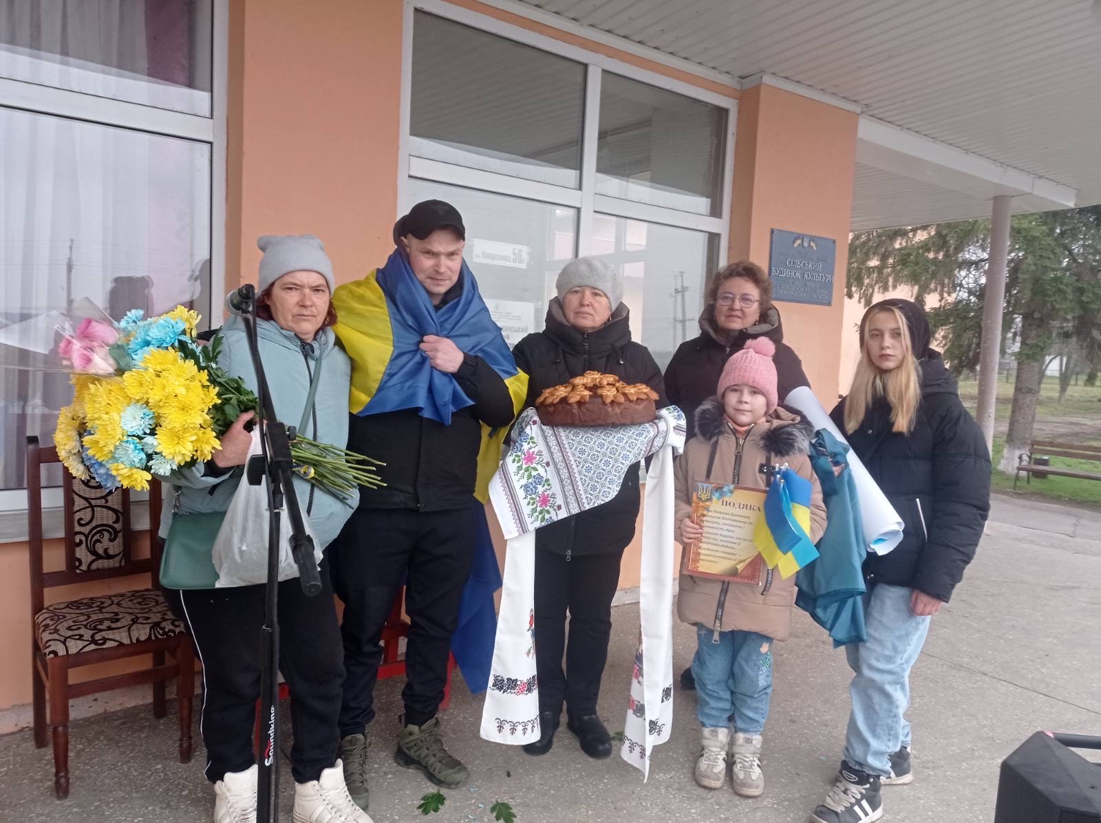 У громаді на Кіровоградщині зустріли звільненого з полону воїна