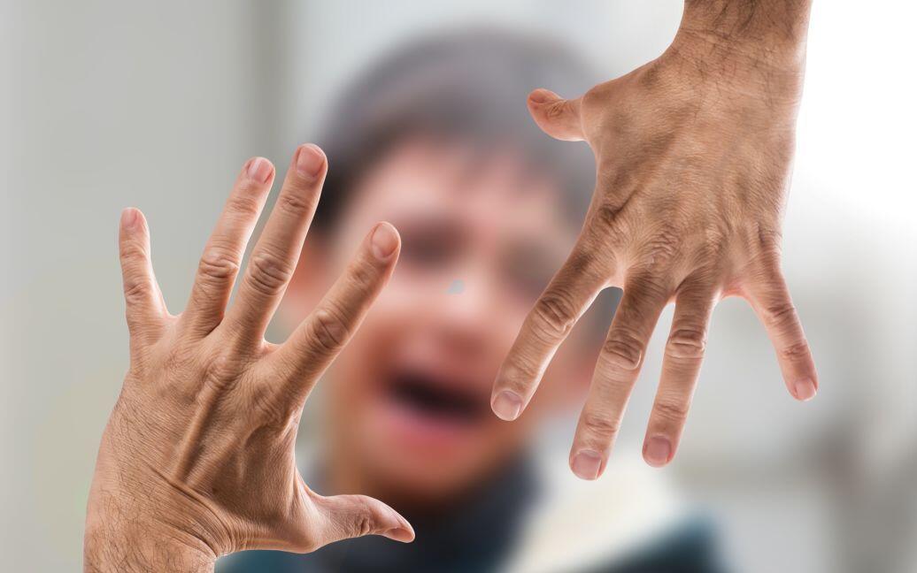 Психологиню з Кiровоградщини пiдозрюють у катуваннi малюка