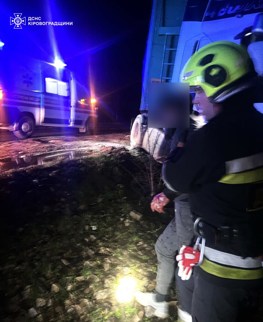 Травмованого чоловiка деблокували з понiвеченої автiвки на Кiровоградщинi