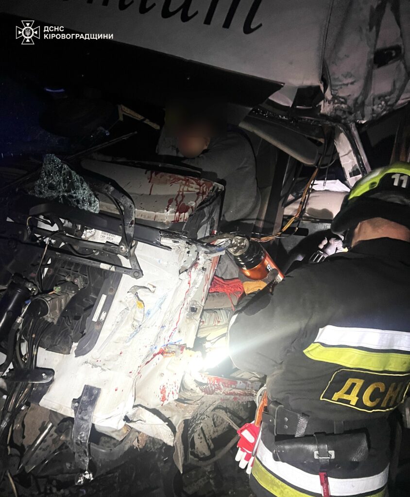 Травмованого чоловiка деблокували з понiвеченої автiвки на Кiровоградщинi