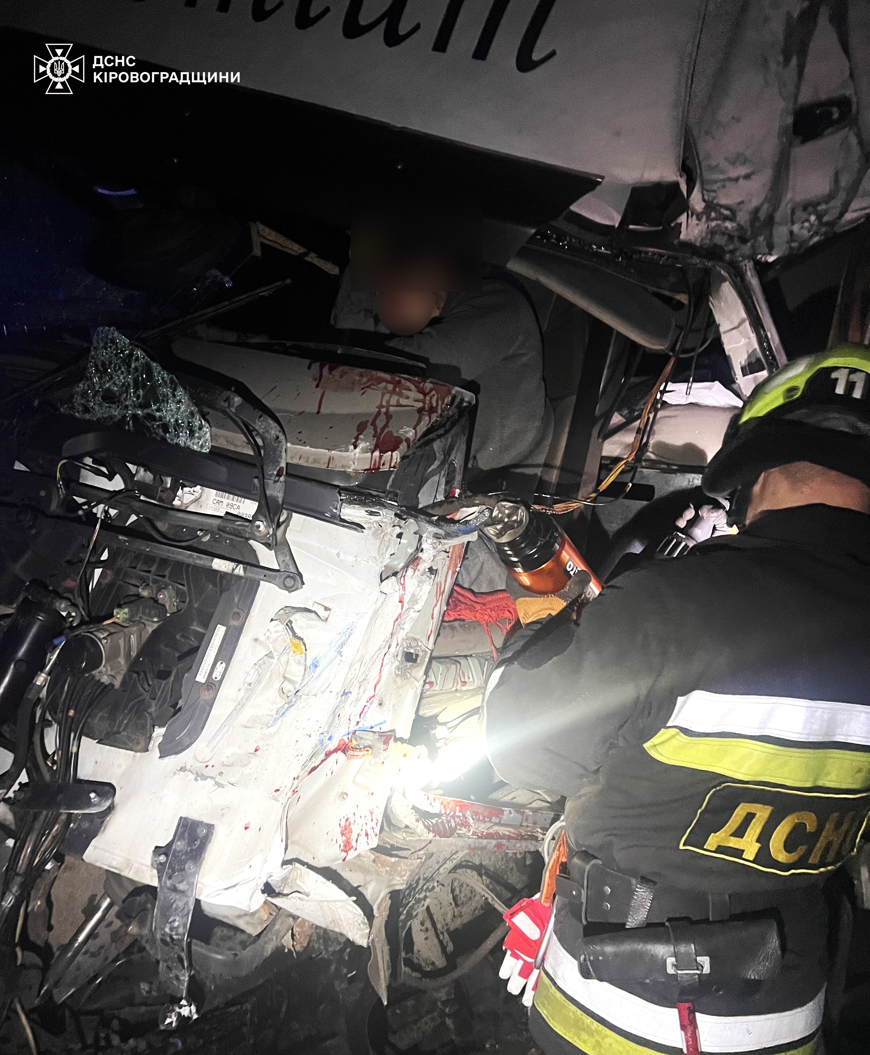 Травмованого чоловiка деблокували з понiвеченої автiвки на Кiровоградщинi