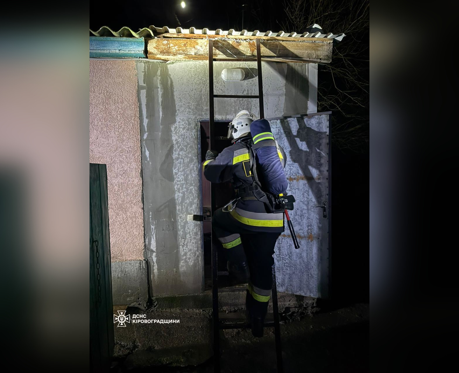 На Кіровоградщині спалахнули офісні меблі та автомобільні запчастини