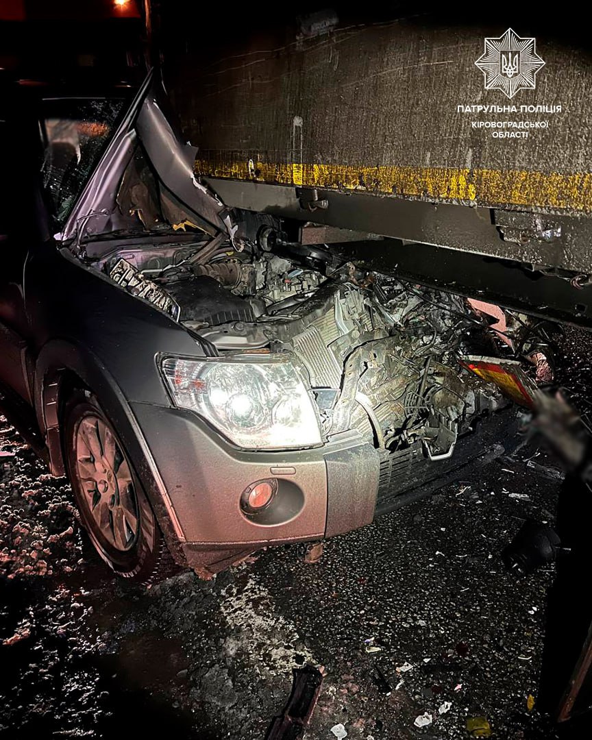 У Кропивницькому водiй автомобiля врiзався у вантажiвку