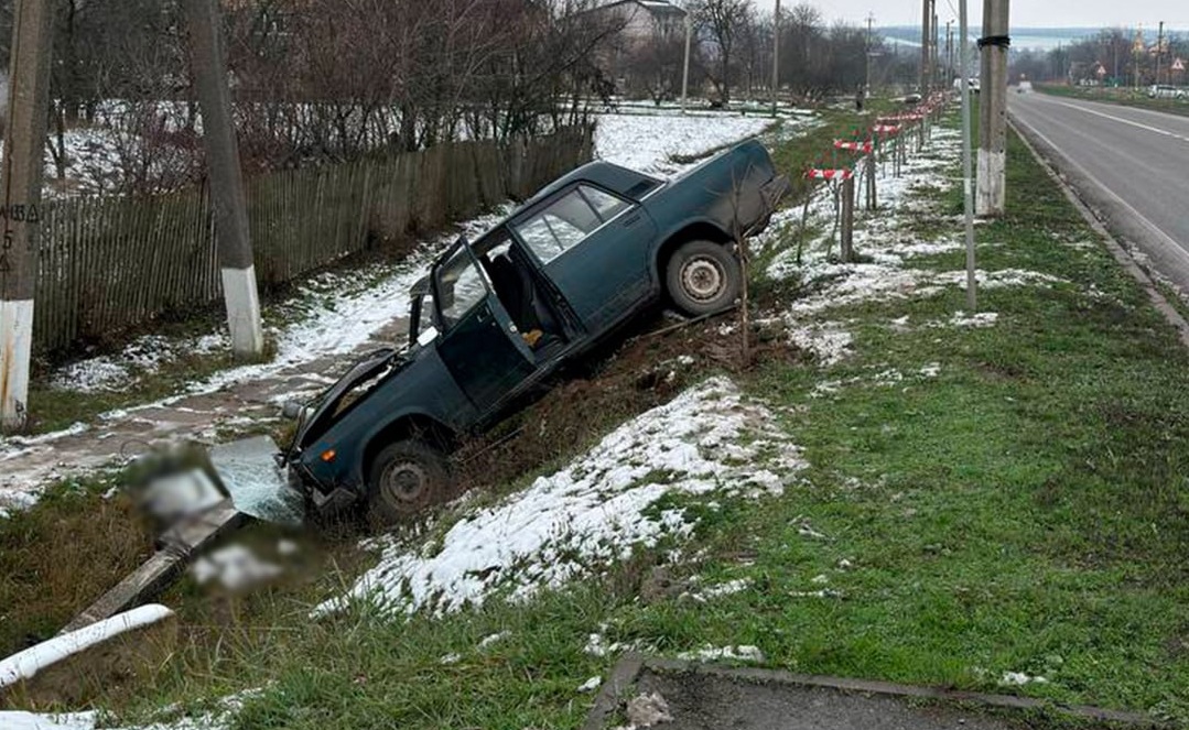 На Кіровоградщині водій не впорався з керуванням і влетів у стовп