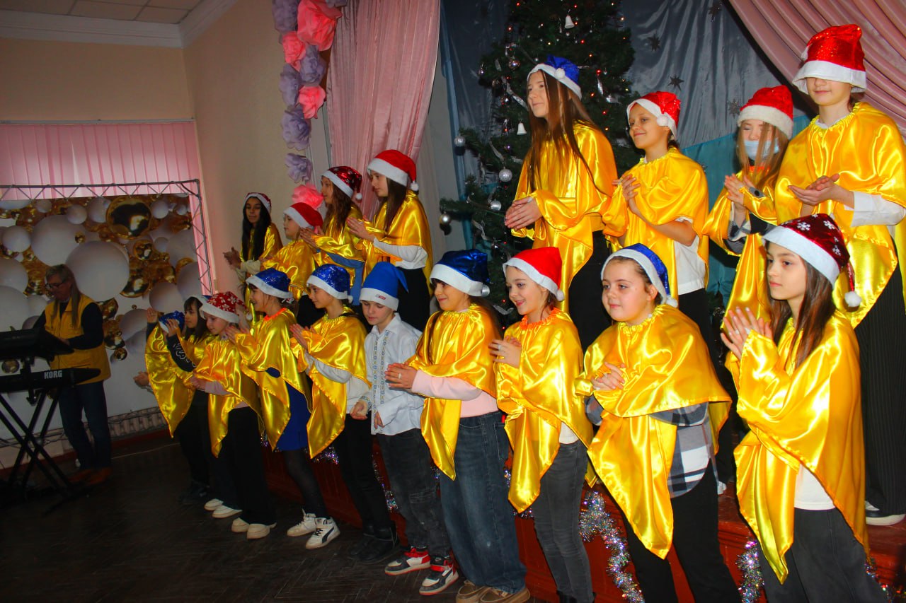 Гостей із Кропивницького зустрічали вітальними словами учні Олександрійської гімназії (ФОТО) 