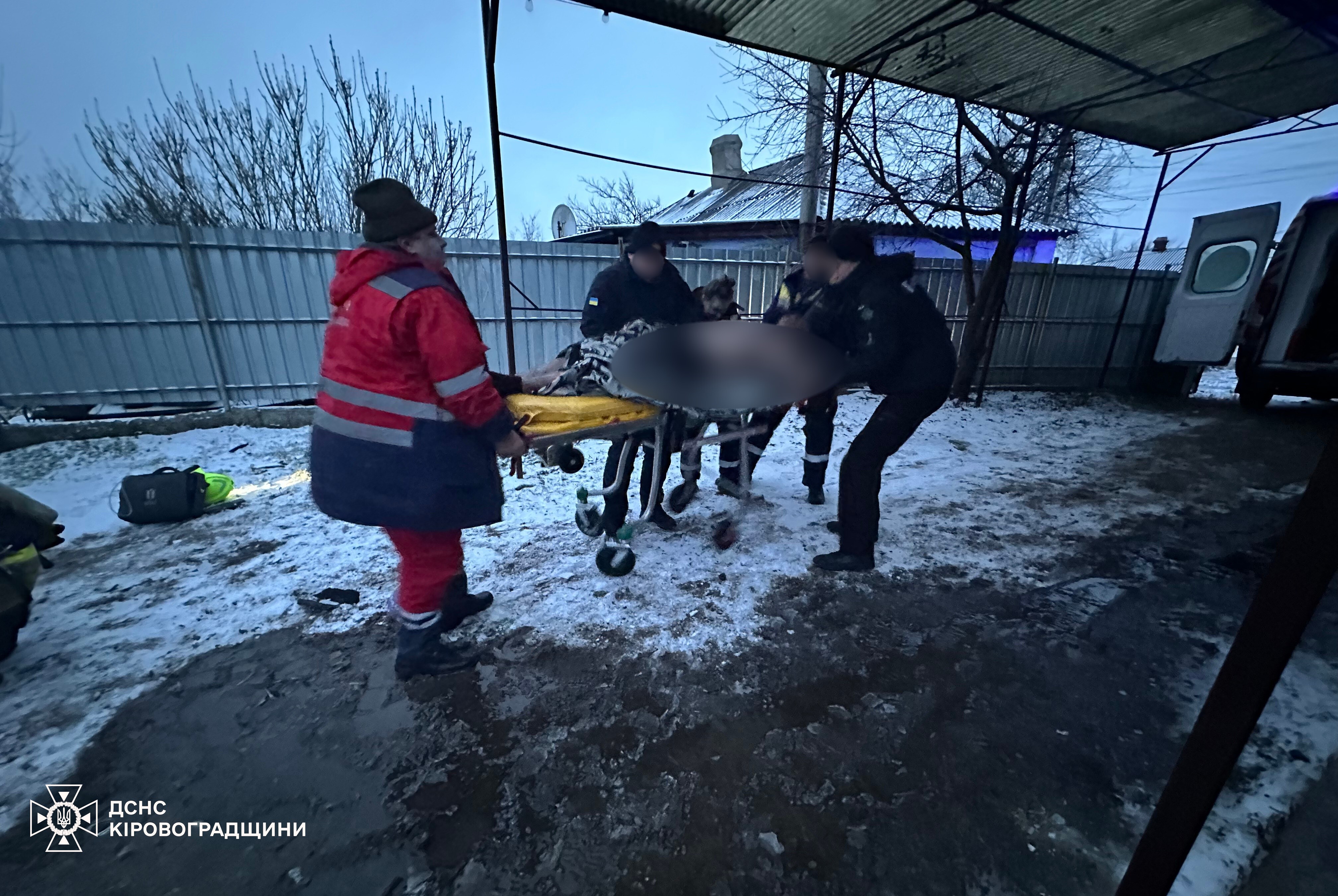 Трагедія на Кіровоградщині: під час пожежі в будинку загинула дівчина, чоловіка госпіталізували, діти врятовані