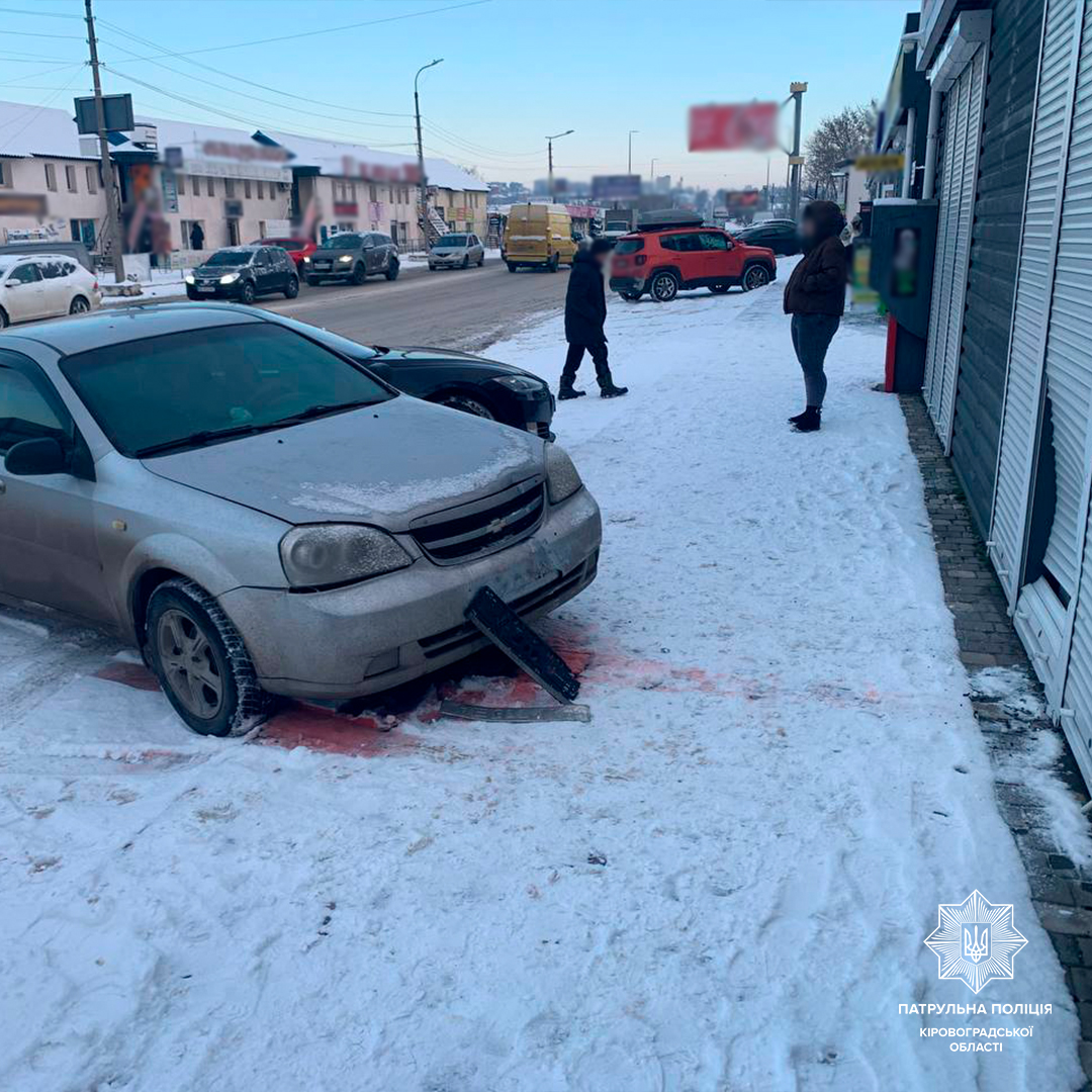 Водiйка врiзалася в чужу автiвку та магазин у Кропивницькому