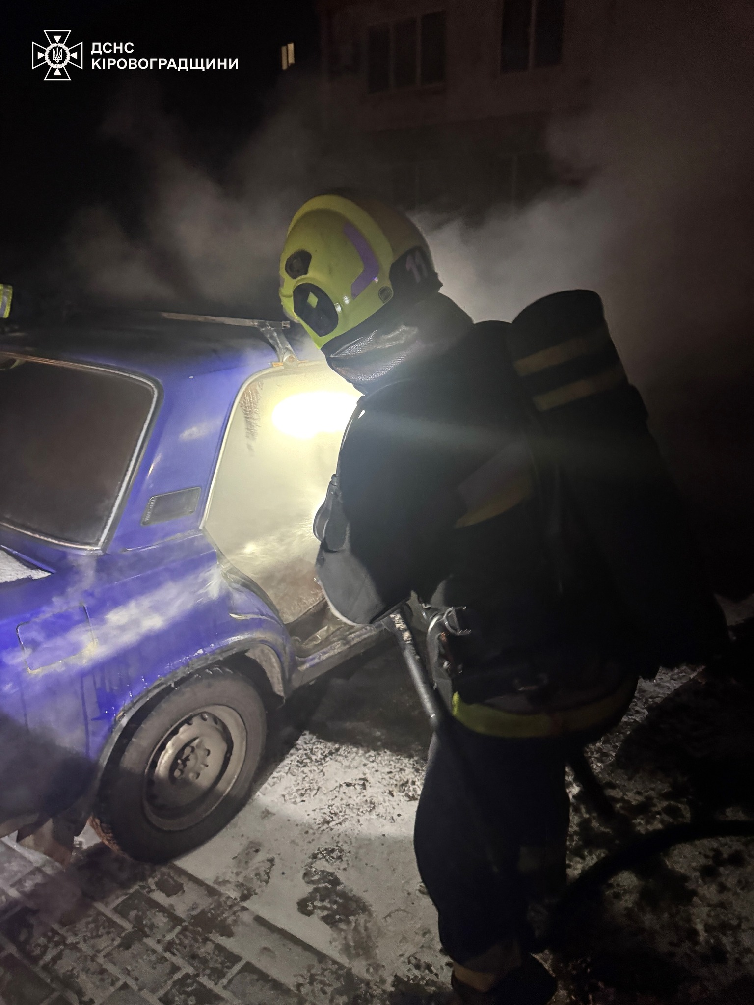 Надзвичайники Кiровоградщини рятували вiд вогню автiвку