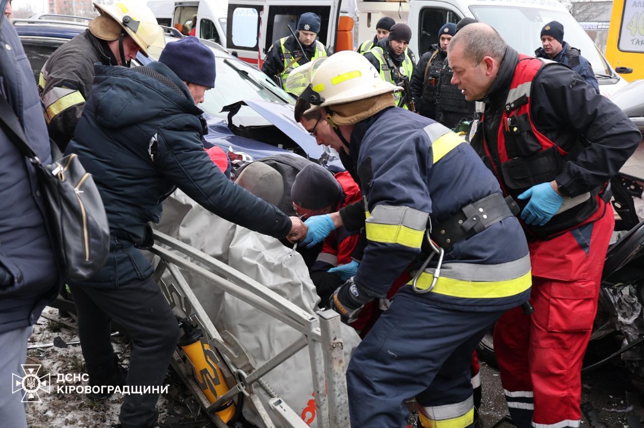 У Кропивницькому водій застряг у власній автівці після ДТП