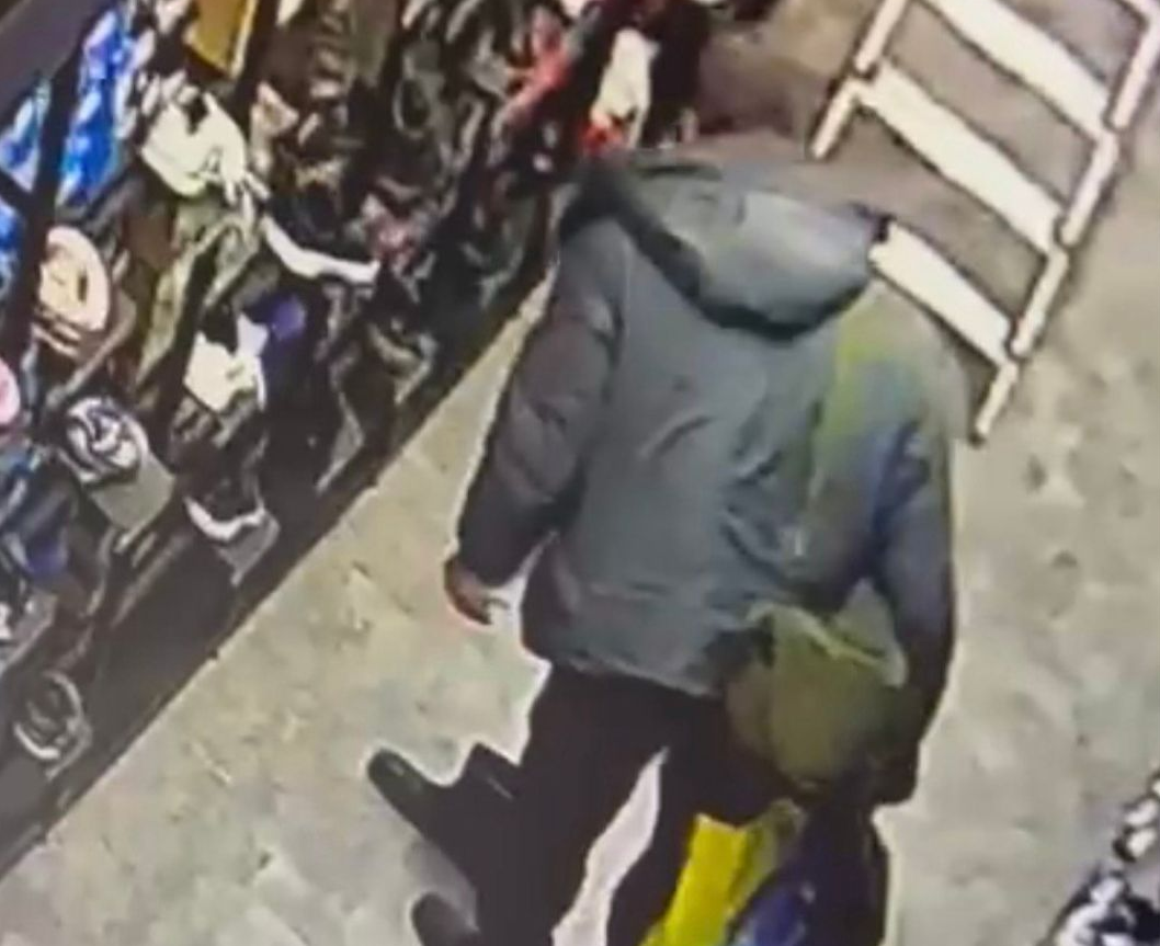 У магазинi Кропивницького чоловiк намагався втекти у нових черевиках