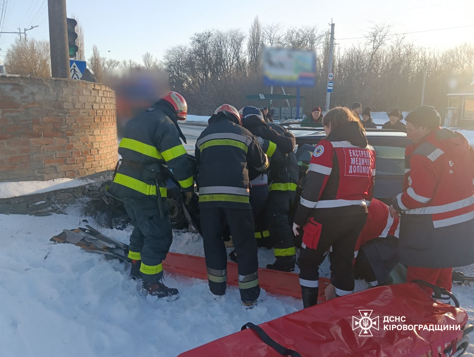 Чоловiка деблокували з понiвеченої автiвки у Кропивницькому