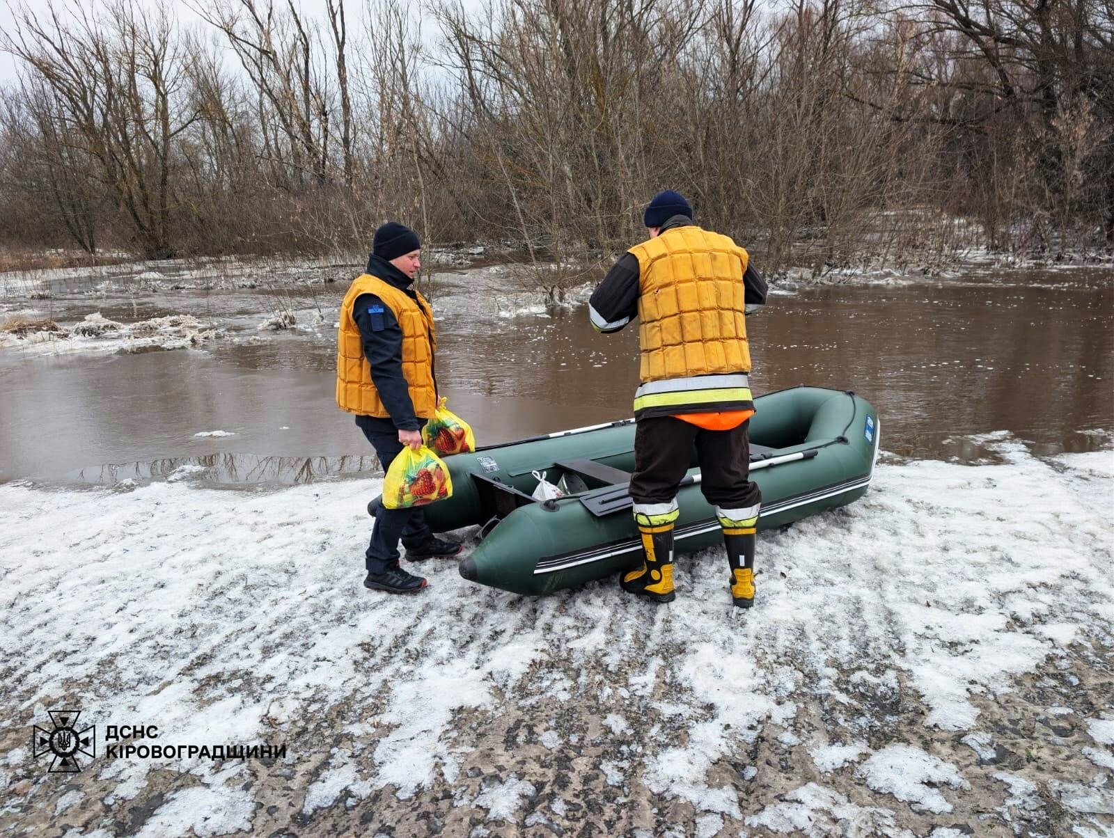 На Кіровоградщині рятувальники доставили продукти та ліки до відрізаного водою будинку