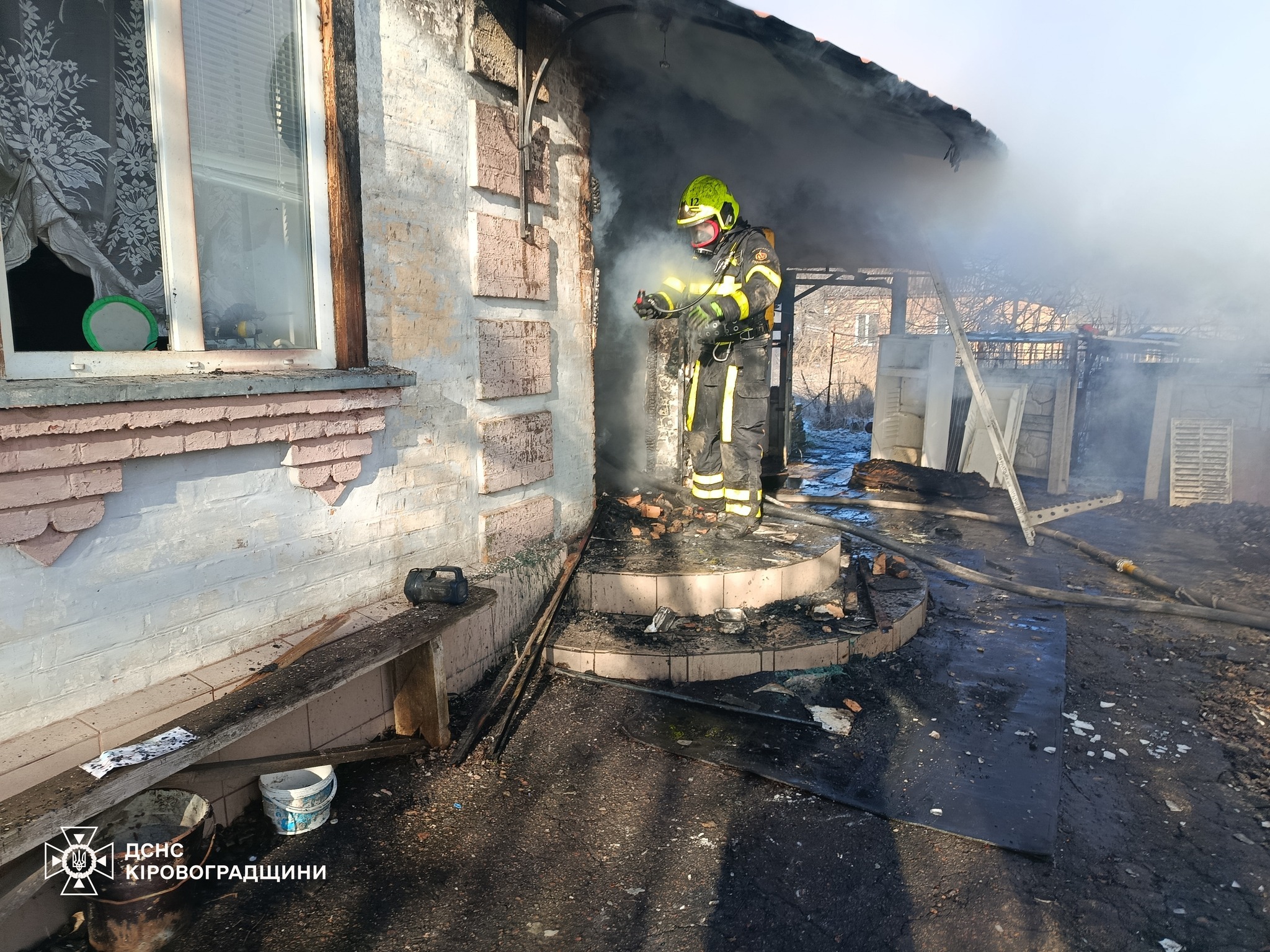 На Кiровоградщинi горiли будинки й автомобiлi: у пожежi постраждав чоловiк