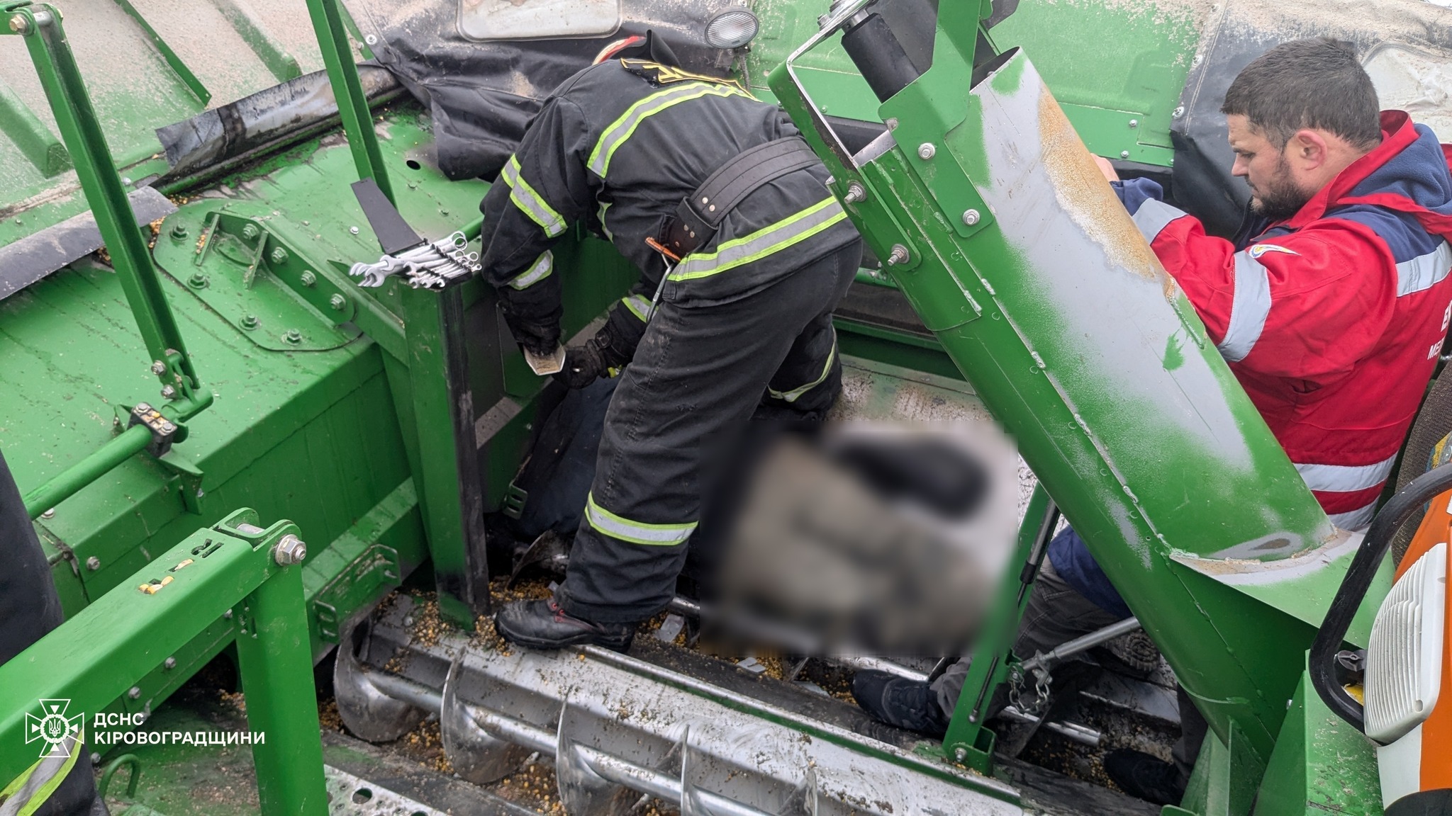 На Кіровоградщині чоловік застряг у комбайні