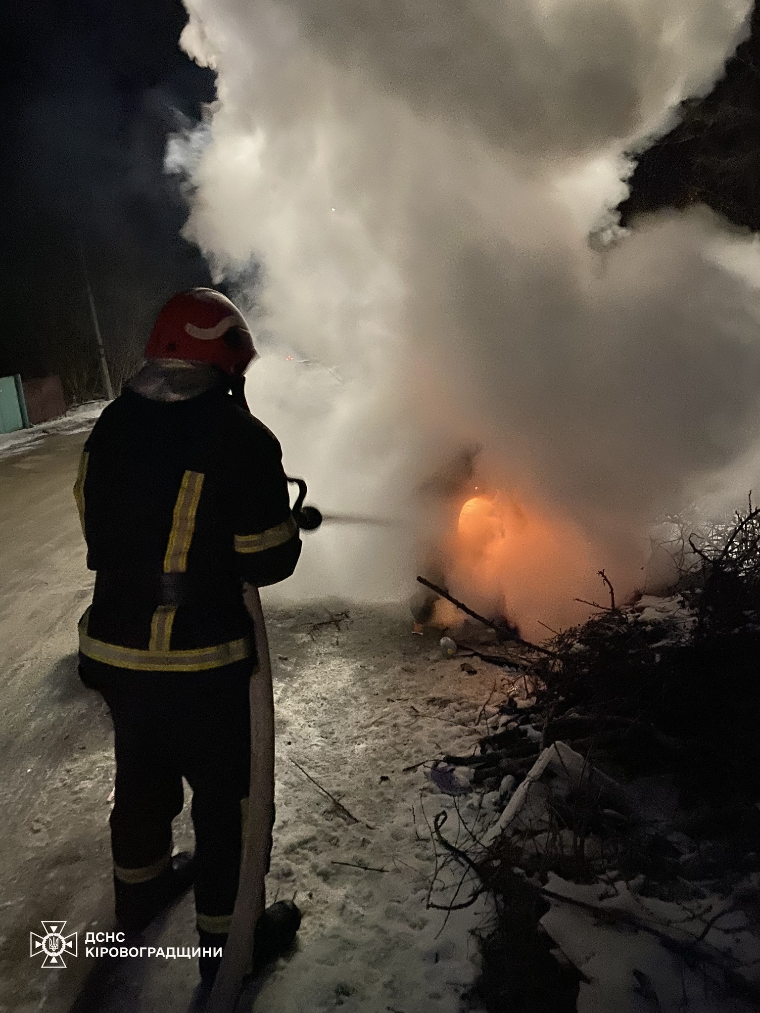 Двiчi надзвичайники Кiровоградщини виїжджали на пожежi