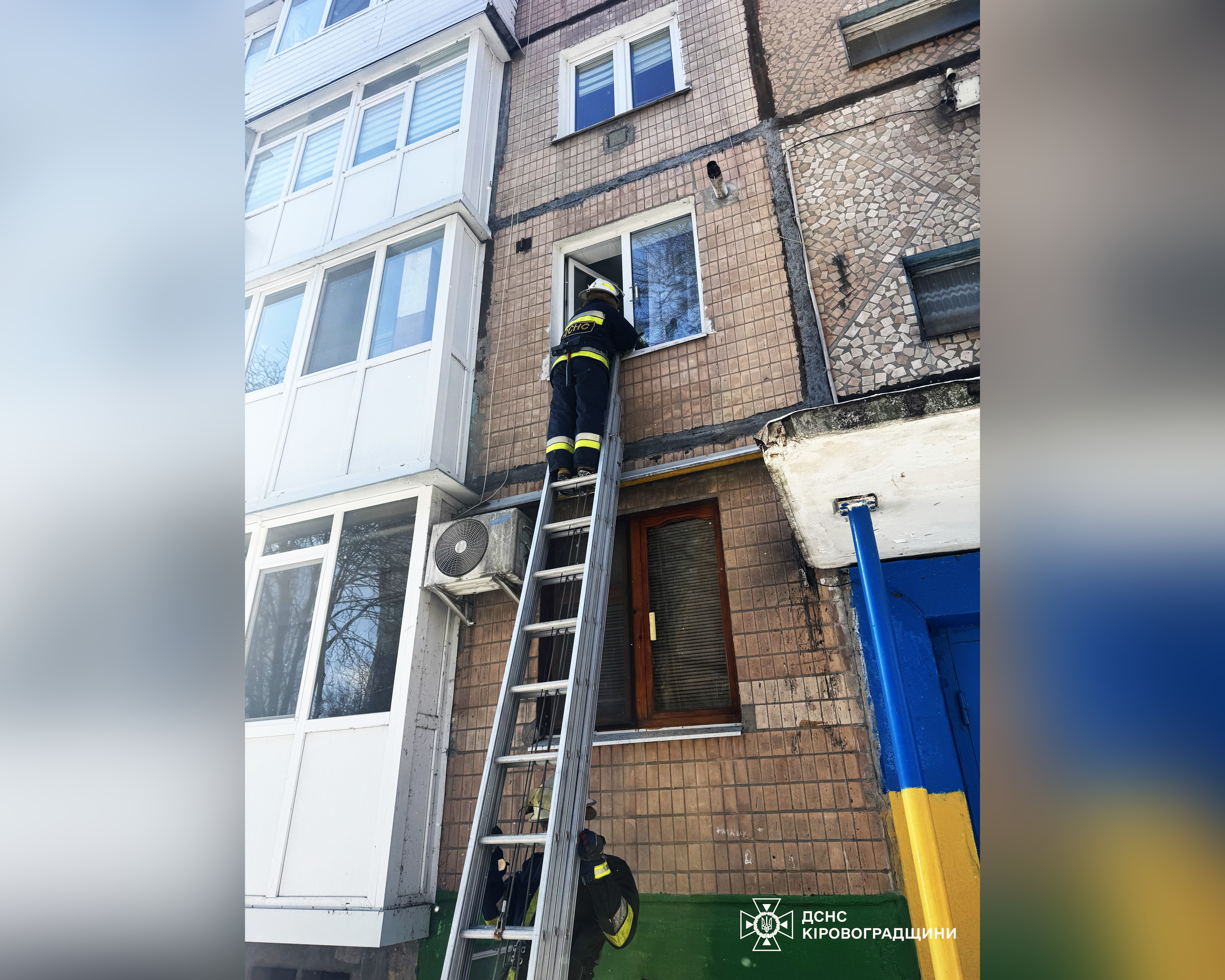 Рятувальники Кiровоградщини через вiкно потрапили у квартиру, щоб врятувати людину