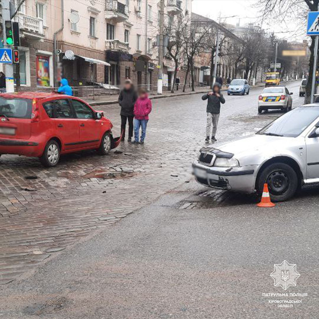 У Кропивницькому водій проїхав перехрестя на червоний та скоїв ДТП