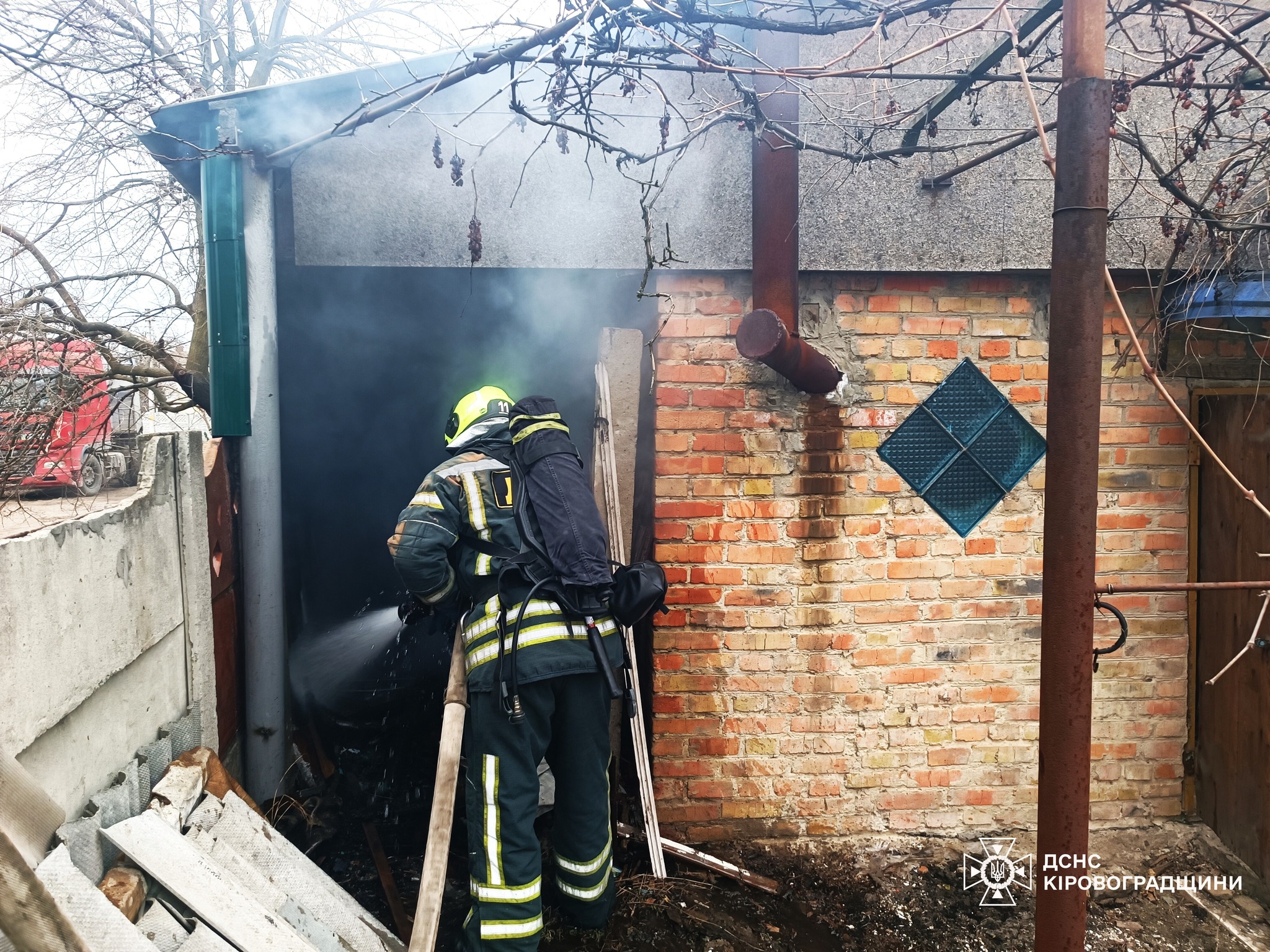 На Кiровоградщинi горiли коридор і кухоннi меблi в квартирах та дрова в будинку