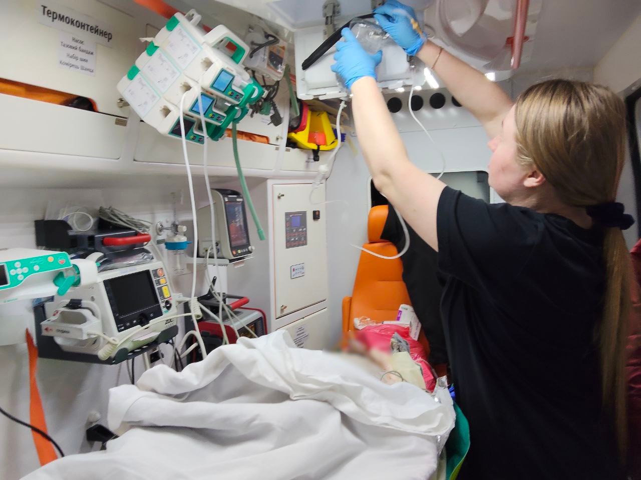 Медики «екстренки» Кіровоградщини транспортували важкого пацієнта