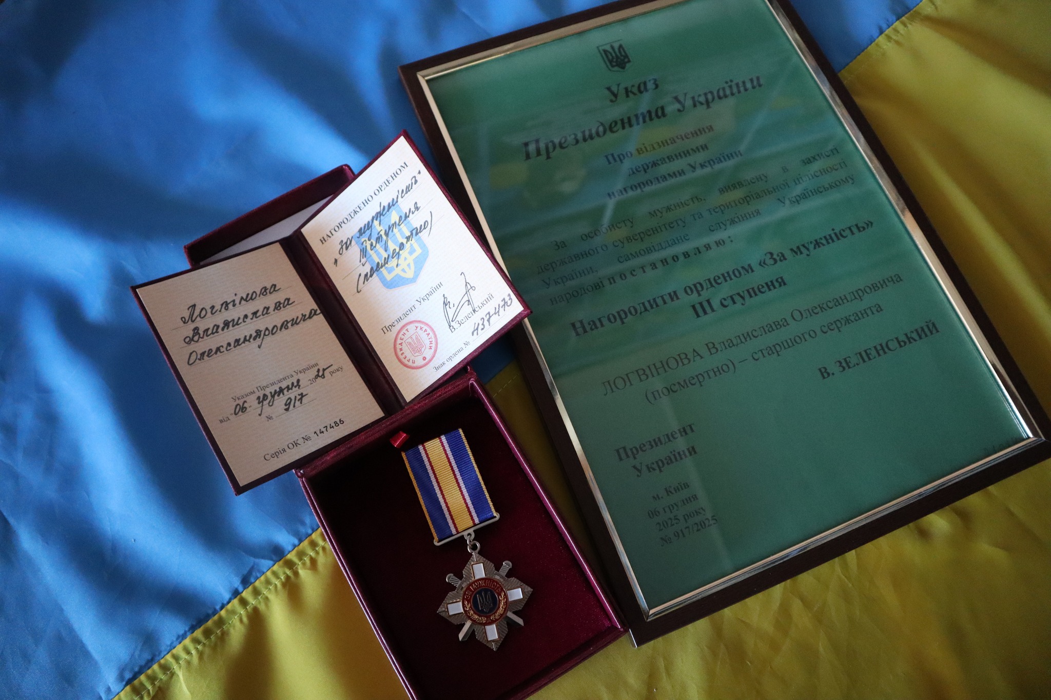 Сестрі полеглого воїна з Кіровоградщини передали нагороду брата