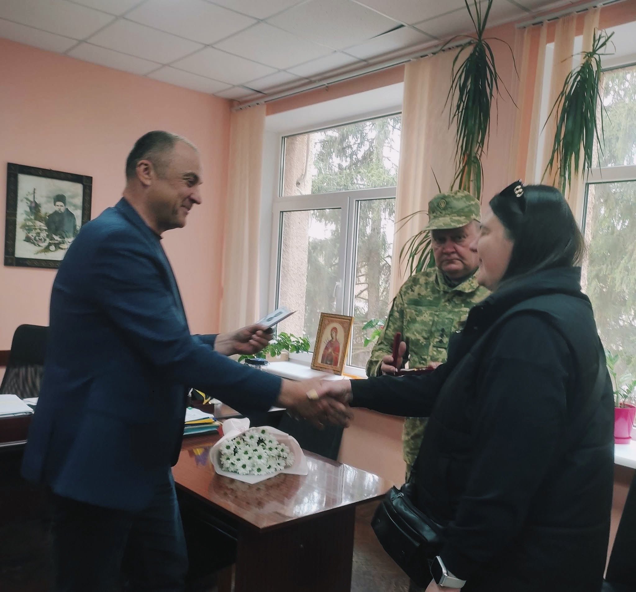 Дружині військового з Кіровоградщини вручили відзнаку «Берегиня воїна»