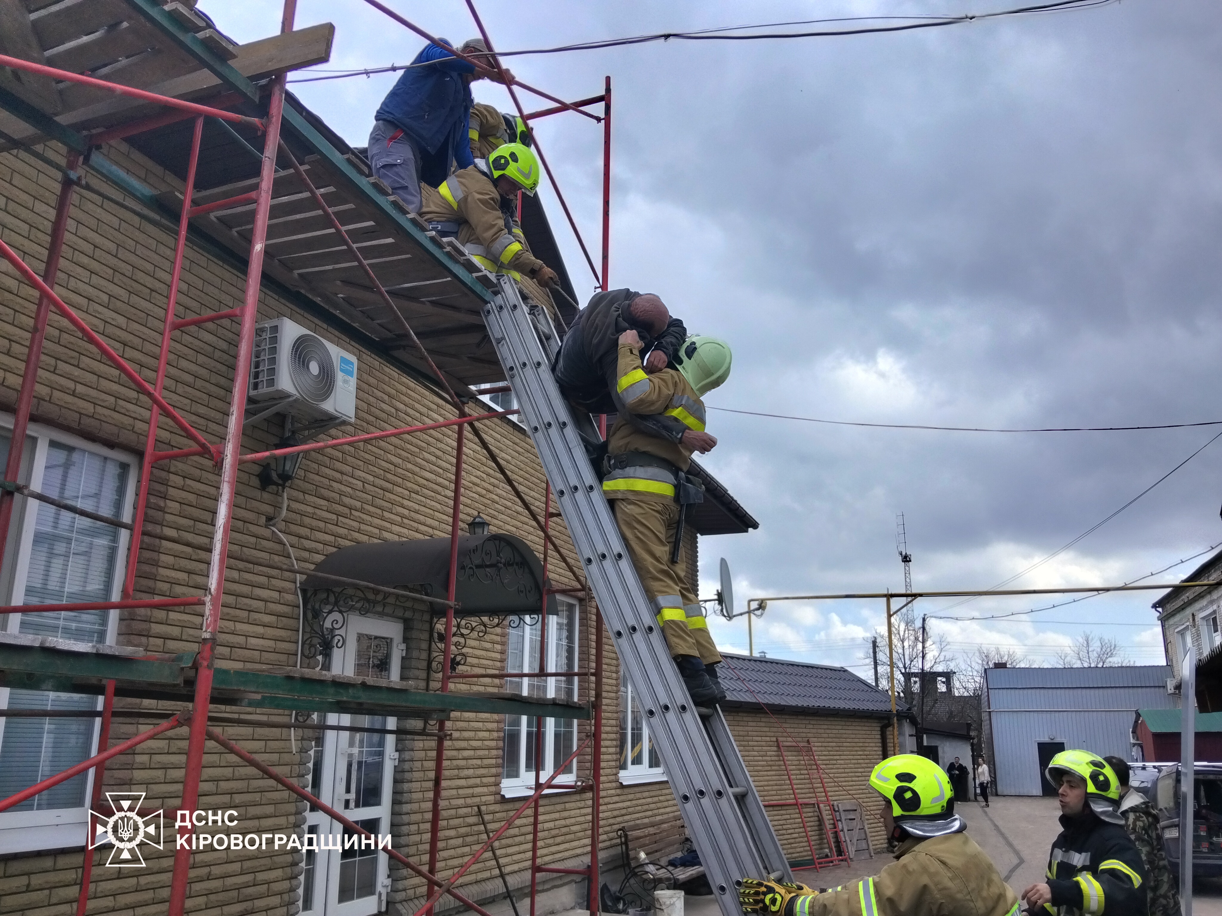 На Кіровоградщині рятували чоловіка, який потрапив у халепу