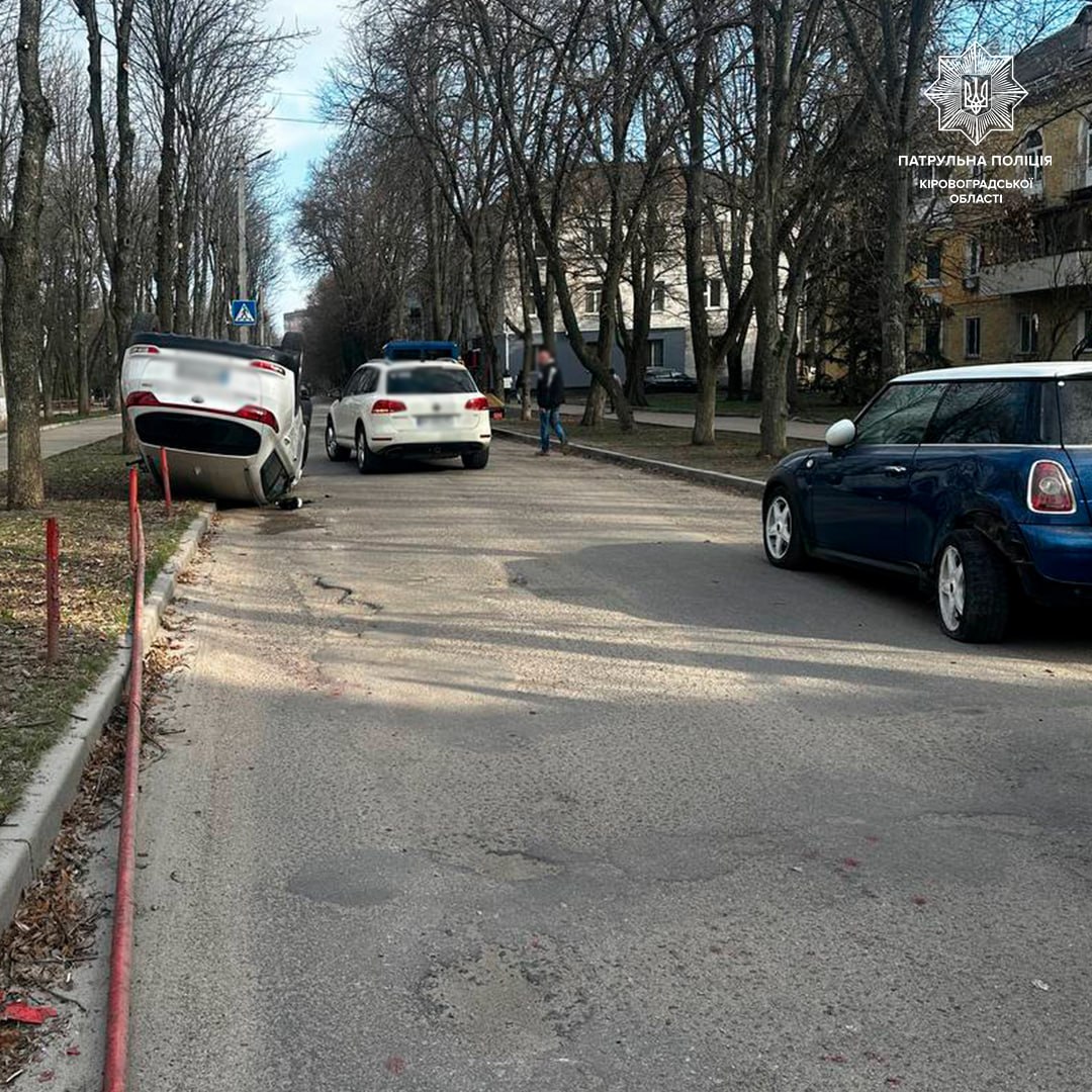 У Кропивницькому водій Kia не помітив припаркований Mini Cooper