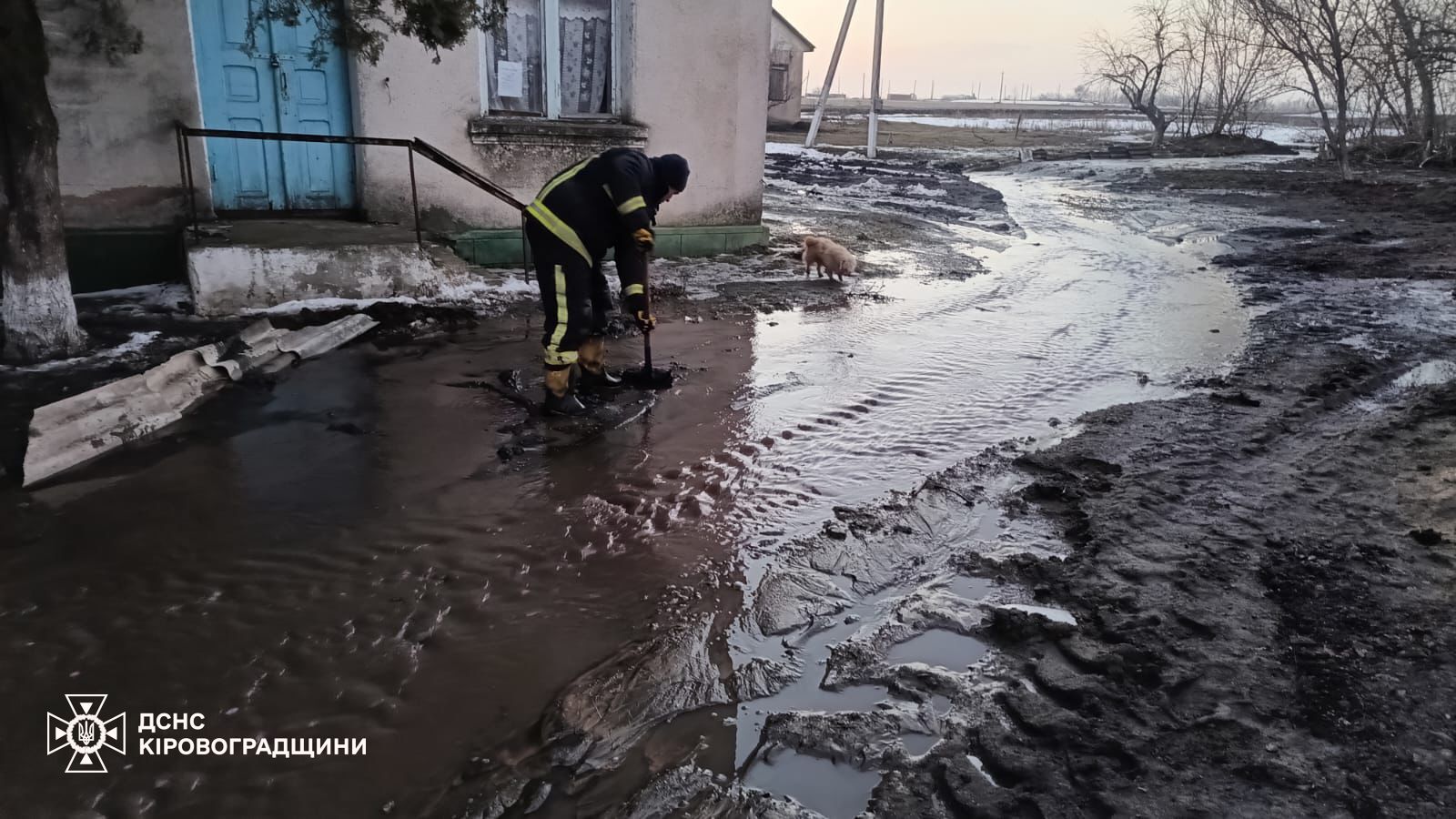 На Кіровоградщині рятувальники продовжують  допомагати людям боротися з підтопленнями