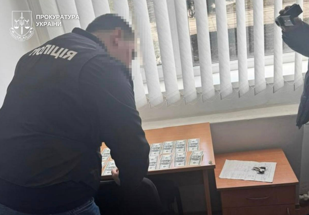 На Кiровоградщинi викрили посадовця, який “допомагав” уникнути служби на передовiй