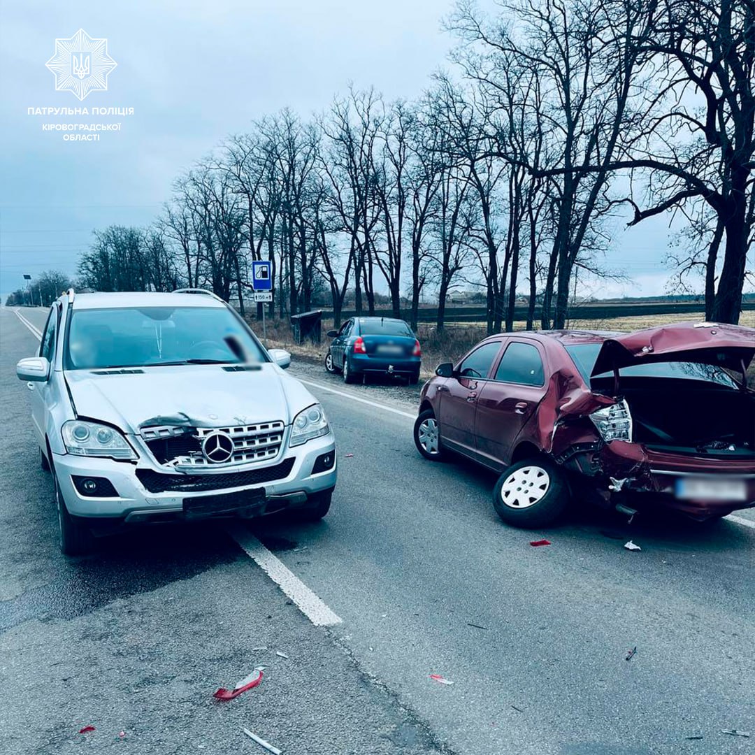 На трасi Кiровоградщини водiйка автомобiля Mercedes врiзалася в Chevolet