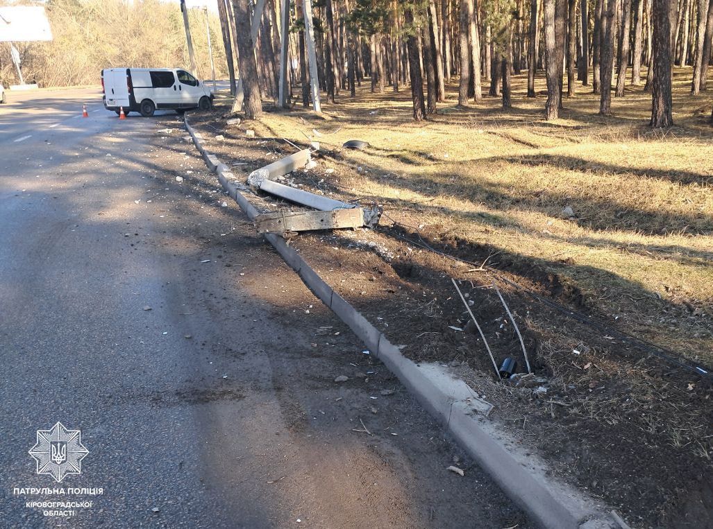 У Кропивницькому неуважний водій влетів в електроопору
