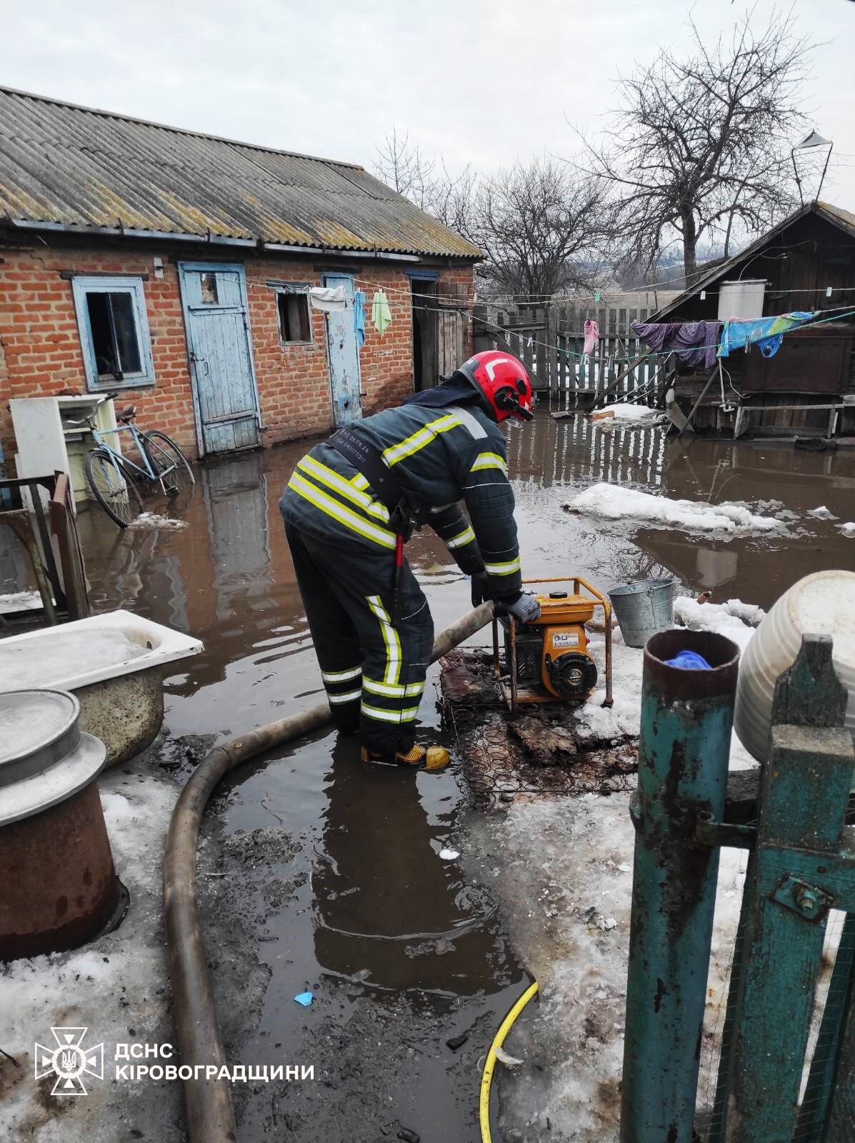 Рятувальникам Кіровоградщини доводиться боротися з наслідками підтоплення