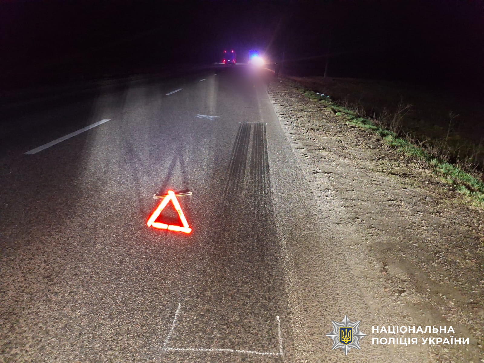 На Кіровоградщині під колесами вантажівки загинув чоловік, який лежав посеред дороги