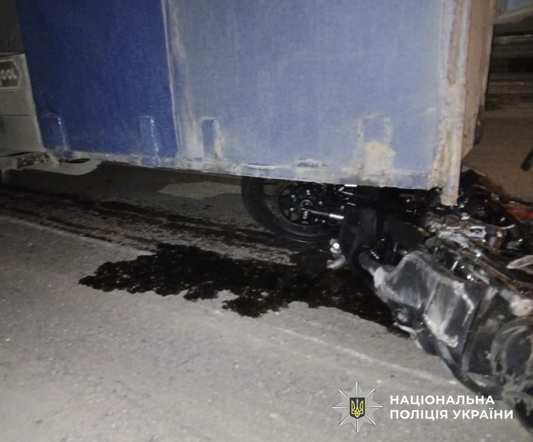 Дiти на мотоциклi зiштовхнулися з автопоїздом на Кiровоградщинi