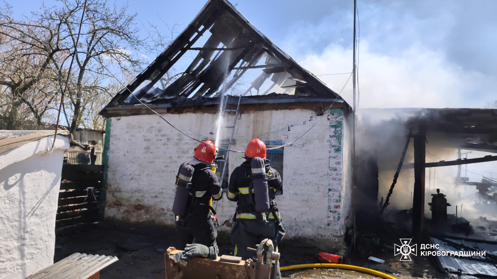 В гаражi на Кiровоградщинi горiли автiвка та мотоцикл