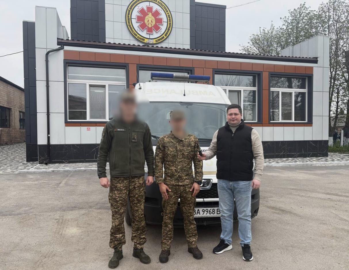 З Кіровоградщини на фронт відправили автомобіль “швидкої”