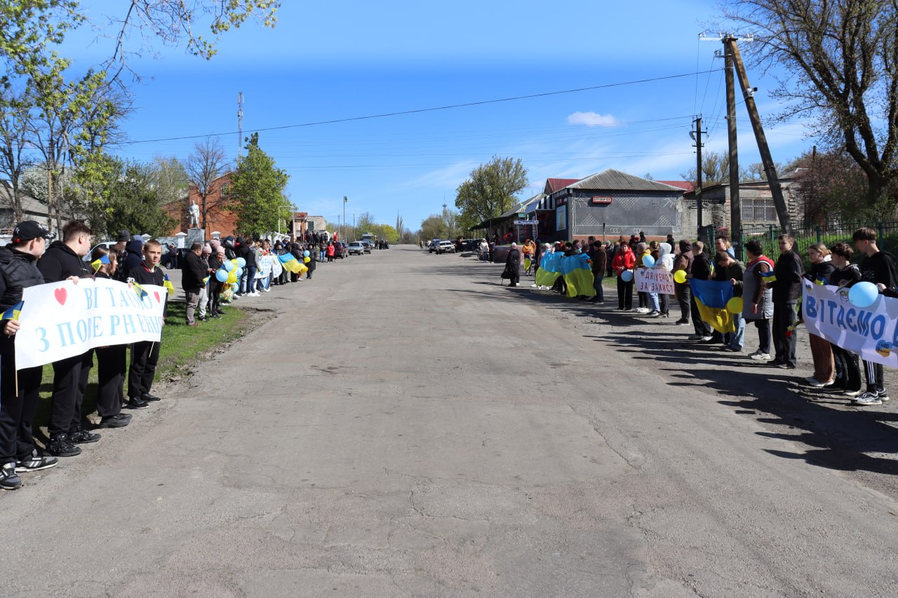 У громаді на Кіровоградщині зустріли звільненого з полону воїна