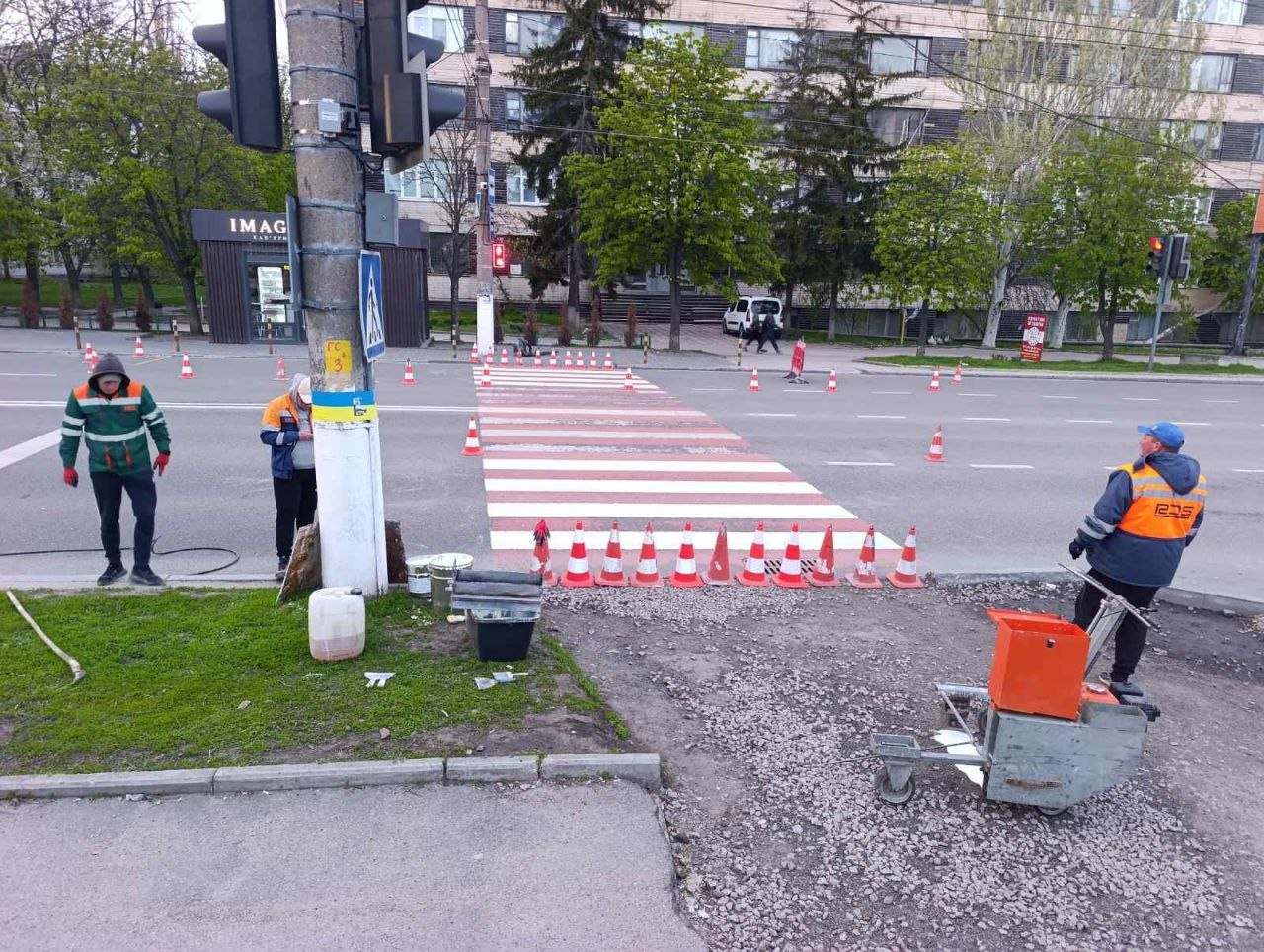 У Кропивницькому на вулиці Соборній оновлюють дорожню розмітку