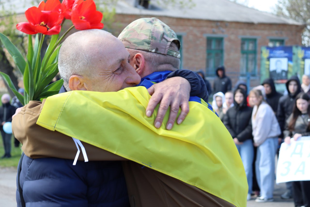 У громаді на Кіровоградщині зустріли звільненого з полону воїна