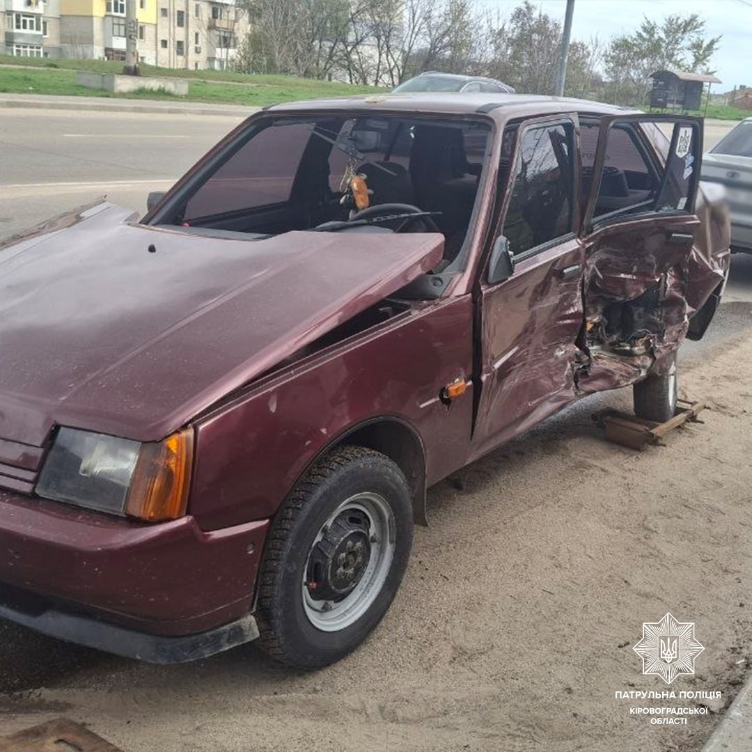 У Кропивницькому водій виїхав на зустрічну смугу та скоїв ДТП