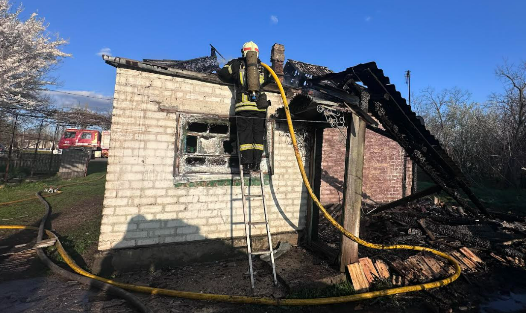 Горiв будинок на Кiровоградщинi: у пожежi постраждала людина