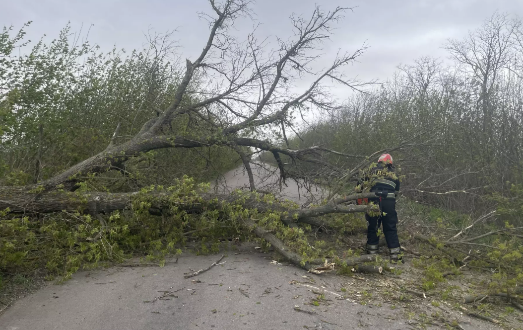 На Кіровоградщині знеструмлені населені пункти та зруйновані дахи будинків