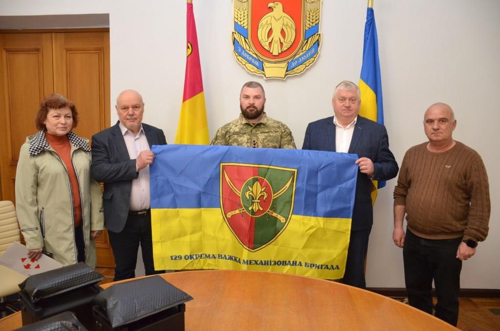 Вiд обласної ради передали воїнам заряднi станцiї