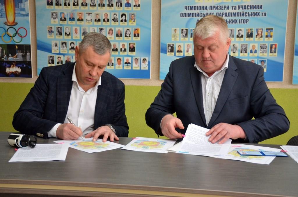 З директором обласної школи олімпійського резерву «Надія» підписали контракт