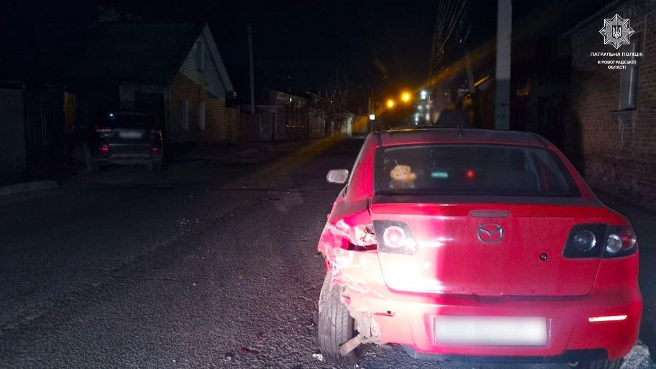 У Кропивницькому водій напідпитку протаранив чуже авто та влетів у паркан