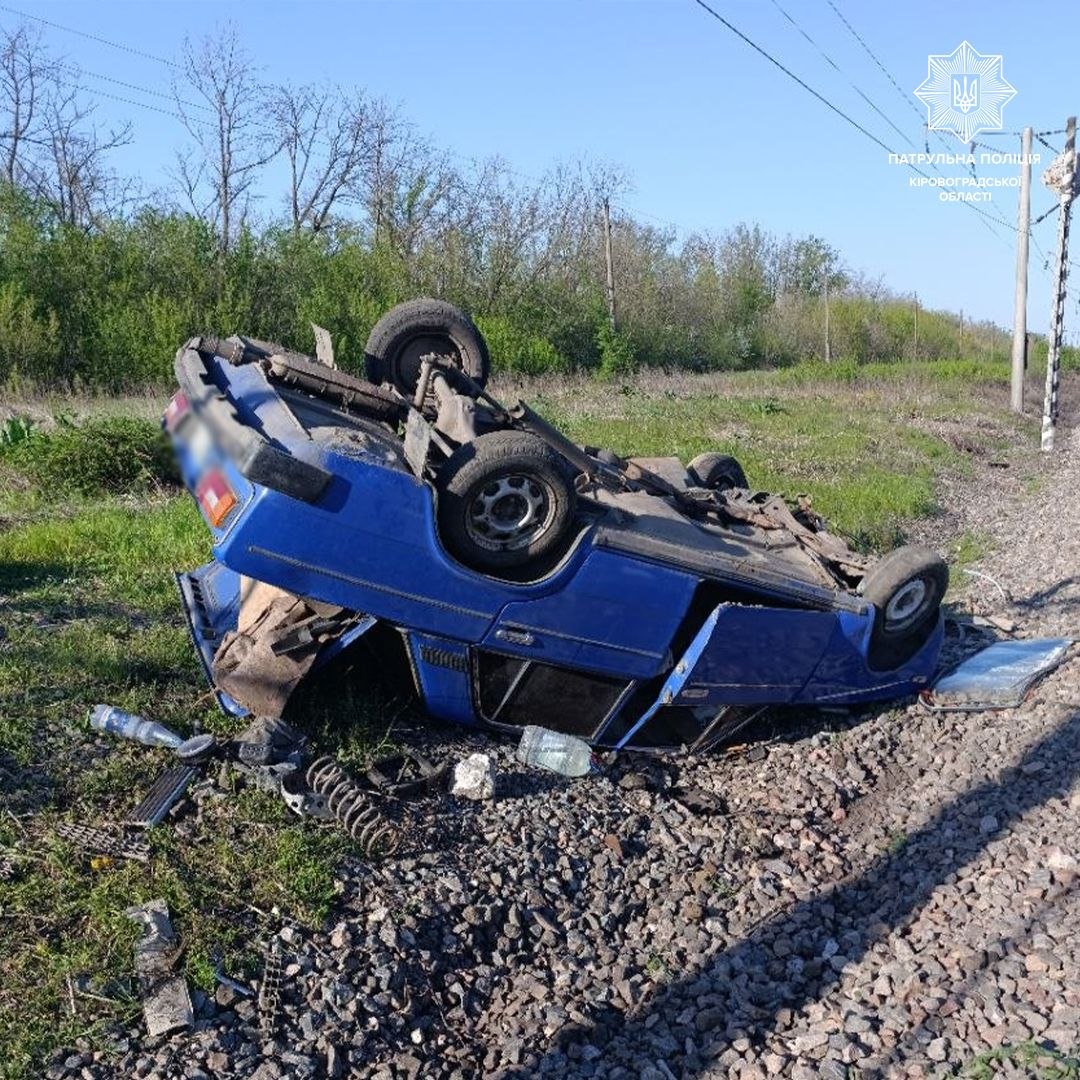 Нетверезий водiй без посвiдчення, перекинув автомобіль на Кiровоградщині