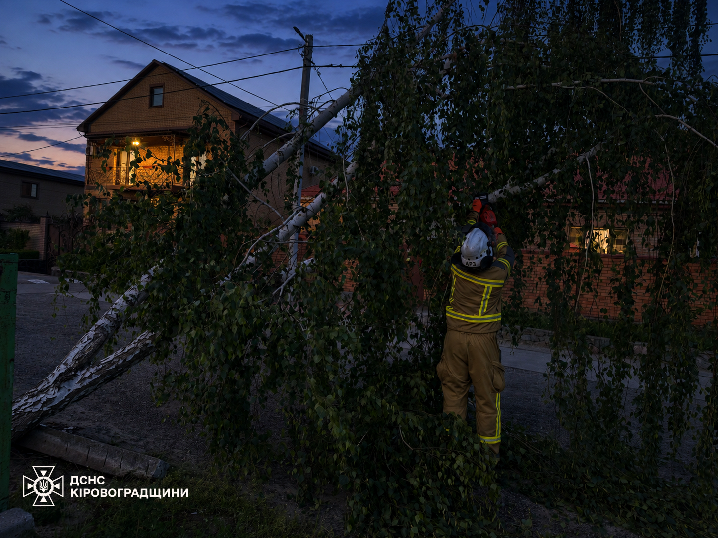 Рятувальники Кiровоградщини продовжували лiквiдовувати наслiдки буревiю до пiзньої ночi