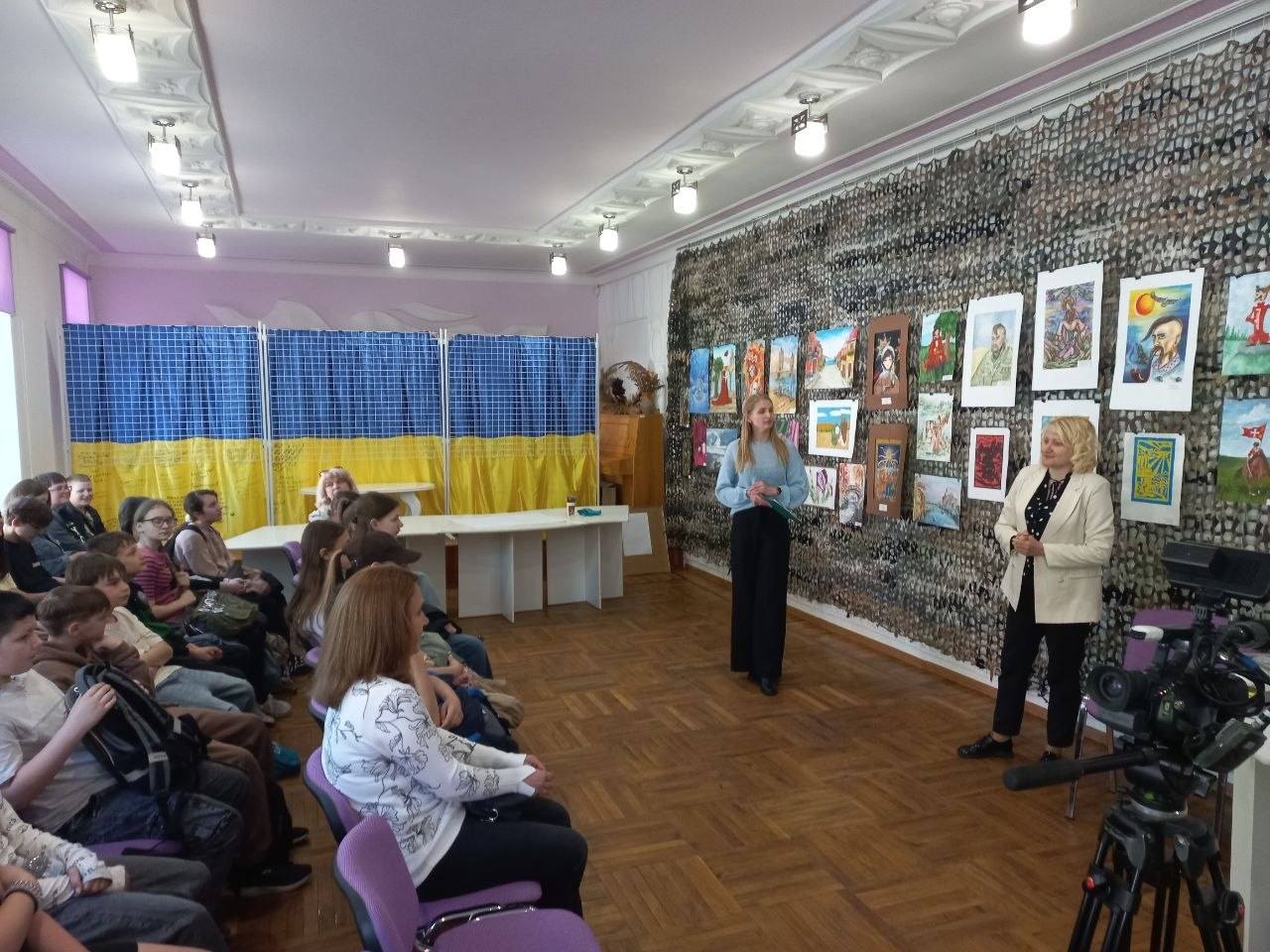 В Олександрії відкрили виставку юних художників з Донеччини