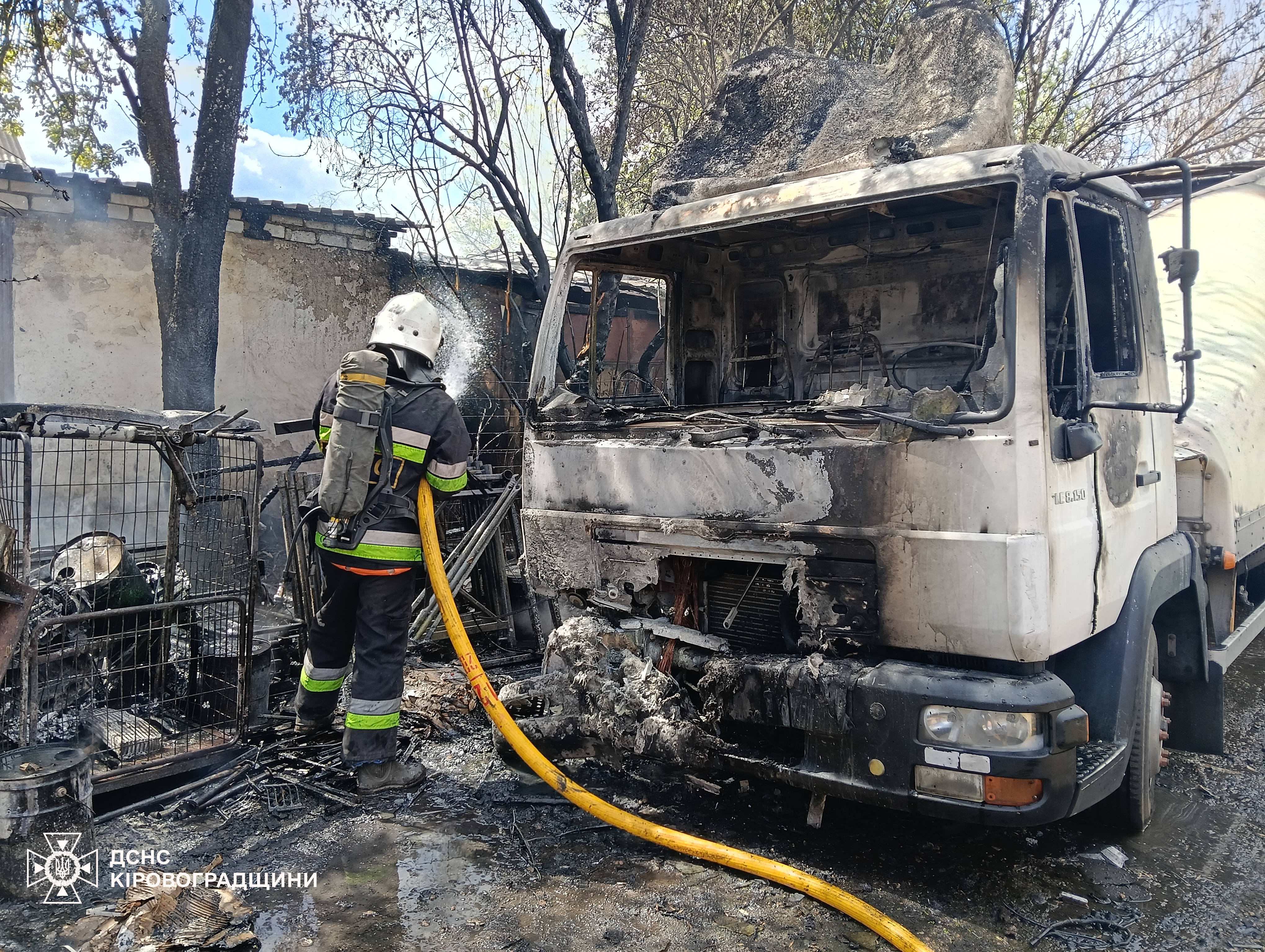На Кіровоградщині вогонь знищив вантажівку