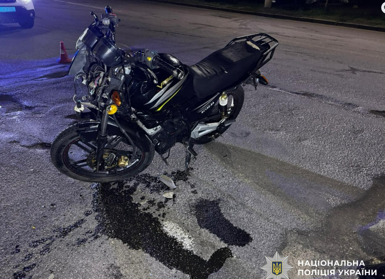 Мотоциклiст та його пасажир постраждали в ДТП у Кропивницькому